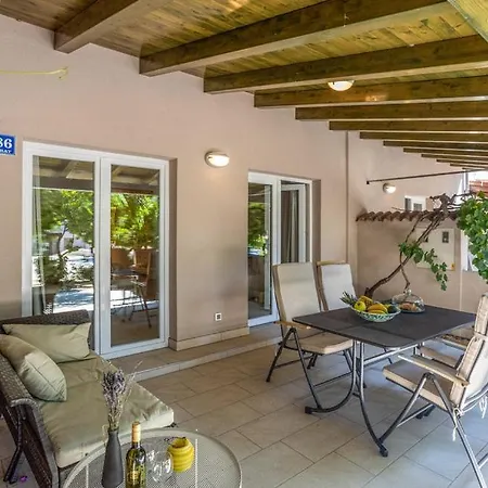 بيت للعطل Terraced New 2025 Barbat na Rabu