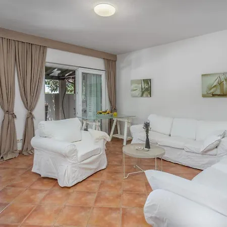 Terraced New 2025 بيت للعطل Barbat na Rabu